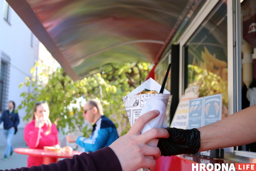 Фудтрак "Пан Картофан" адкрыўся на Віленскай: ёсць конусныя піцы і бульбачка з "сакрэтным" хрустам