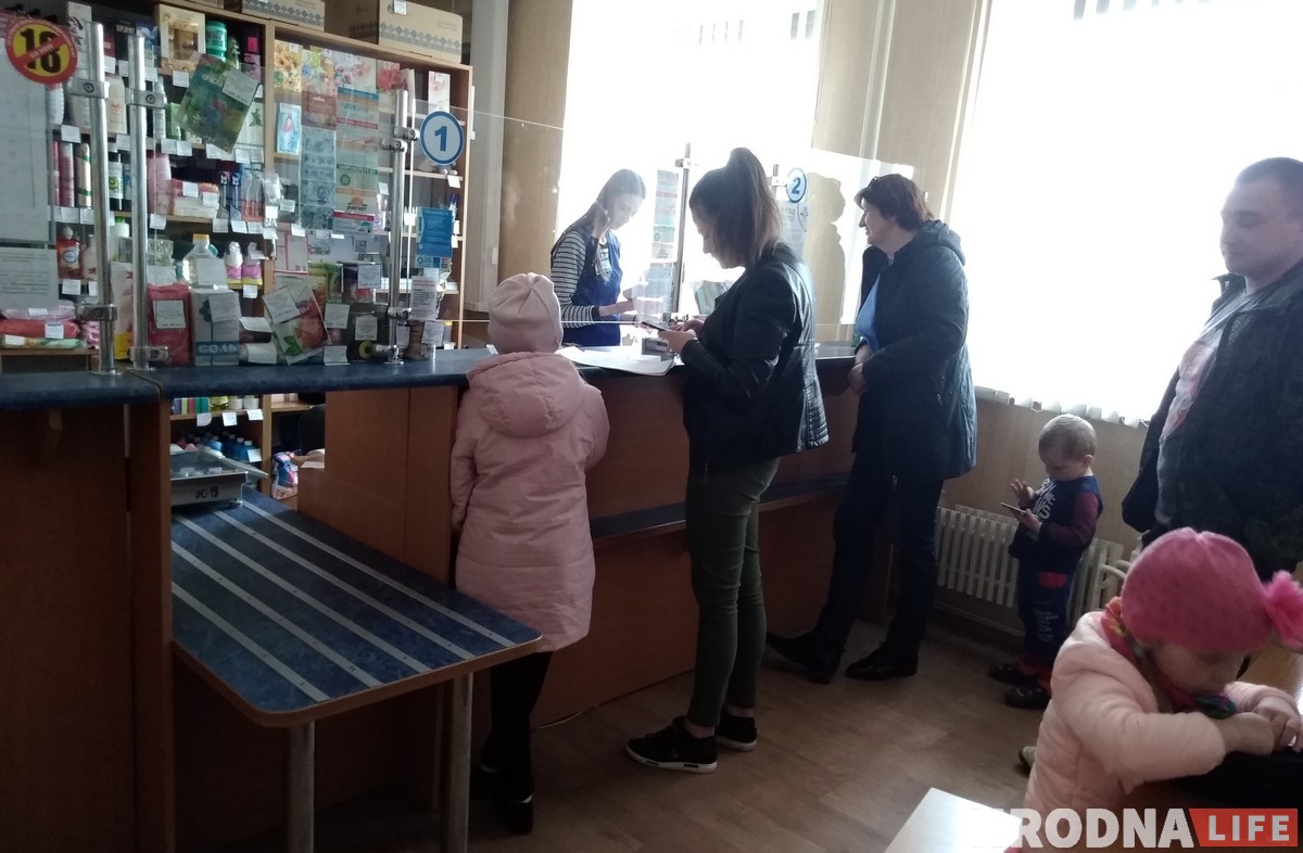 Жители “Фабричного” требуют государственную аптеку и банкомат: в микрорайоне собирают подписи