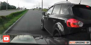 На гродзенскім аўтавакзале ў руху загарэўся Citroen. Відэа