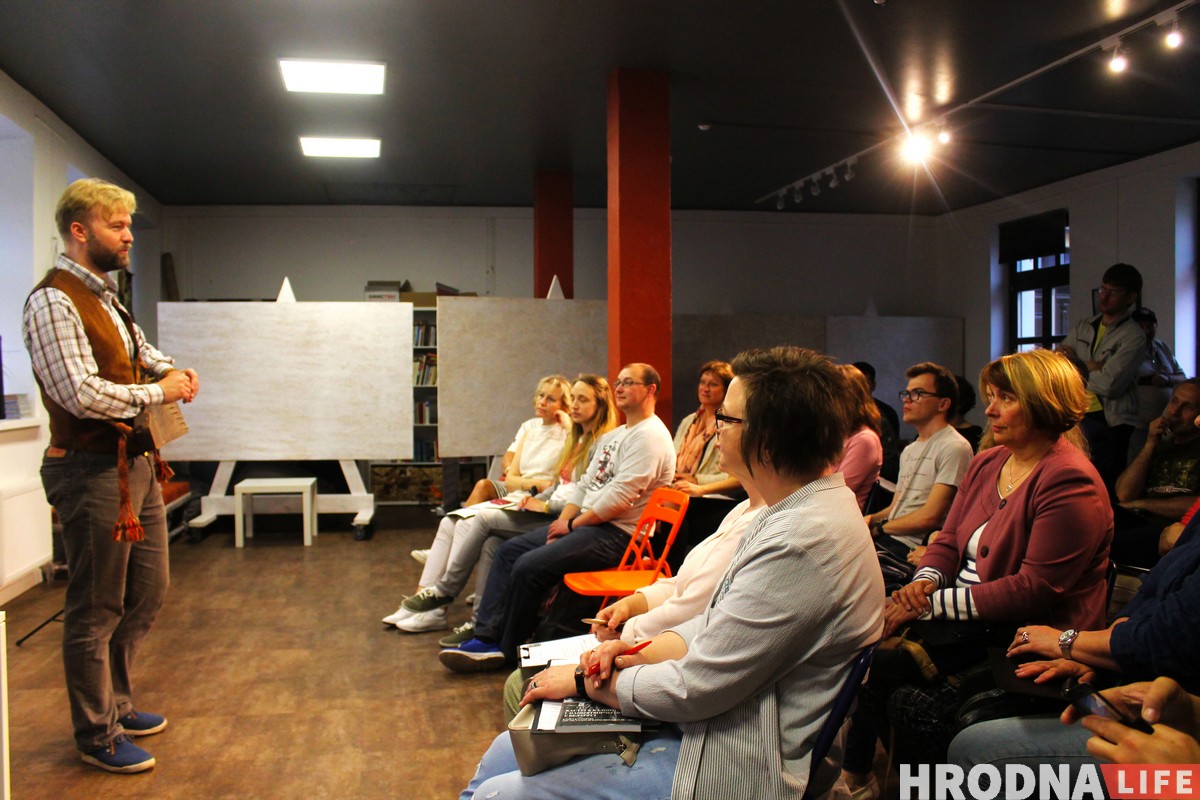 На “Мове Нанова” ў Гродне выступіў Алесь Чумакоў з рок-н-рольнымі гуслямі