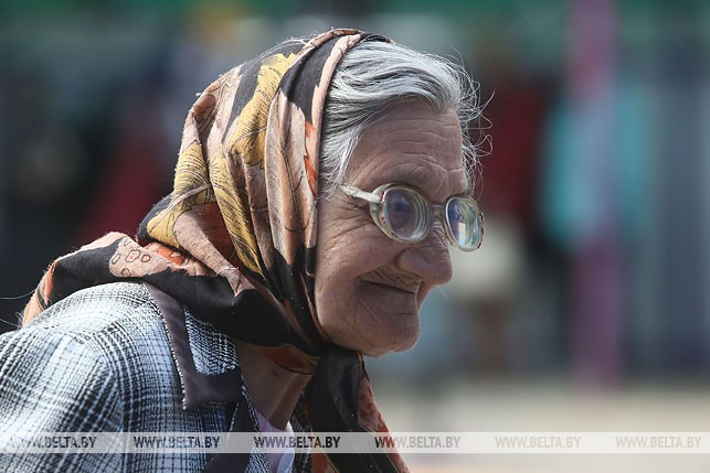 Пожилые гродненцы открыли сезон танцев на свежем воздухе
