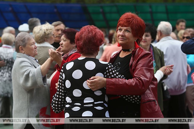 Пожилые гродненцы открыли сезон танцев на свежем воздухе