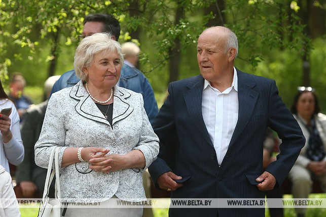 Пожилые гродненцы открыли сезон танцев на свежем воздухе