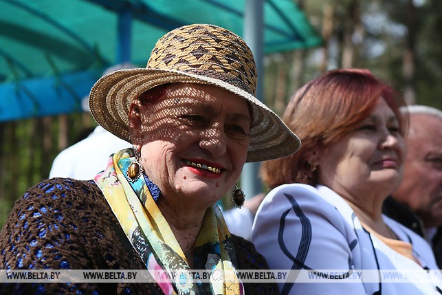 Пожилые гродненцы открыли сезон танцев на свежем воздухе