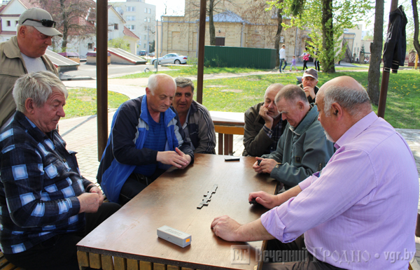 Маленькая вуліца з вялікай гісторыяй - рэпартаж з 1 Мая, дзе двары патанаюць у колерах, але не хапае цішыні і вады