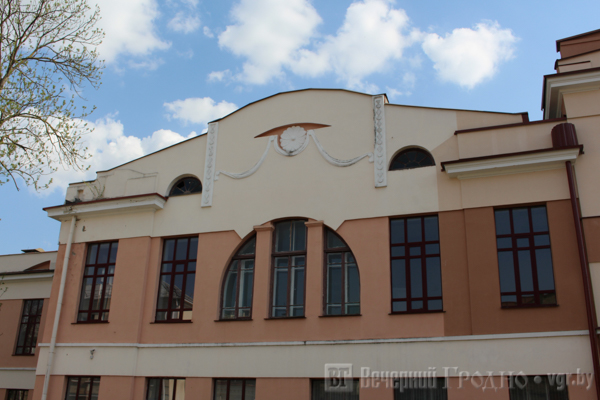 Маленькая вуліца з вялікай гісторыяй - рэпартаж з 1 Мая, дзе двары патанаюць у колерах, але не хапае цішыні і вады