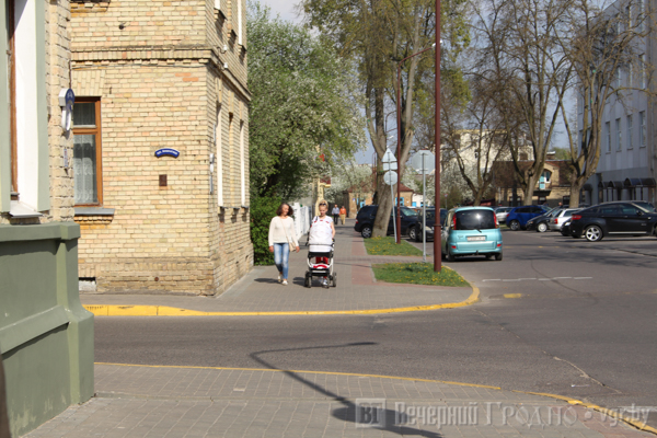 Маленькая вуліца з вялікай гісторыяй - рэпартаж з 1 Мая, дзе двары патанаюць у колерах, але не хапае цішыні і вады
