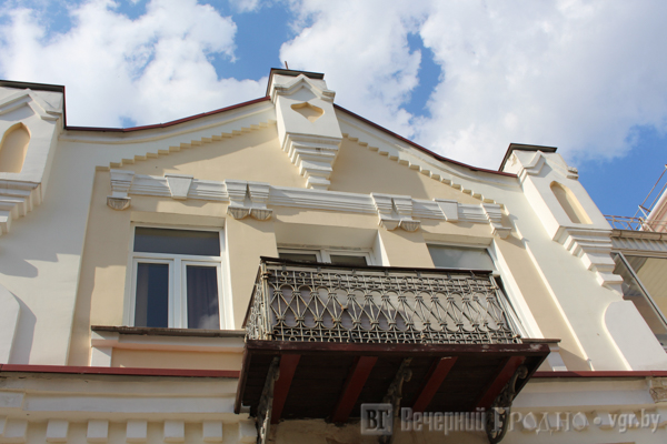 Маленькая вуліца з вялікай гісторыяй - рэпартаж з 1 Мая, дзе двары патанаюць у колерах, але не хапае цішыні і вады