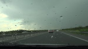 З'явілася відэа ранішняй аварыі на Кірава. Бачна, як аўто ўразаецца ў дом З'явілася відэа ранішняй аварыі на Кірава. Бачна, як аўто ўразаецца ў дом