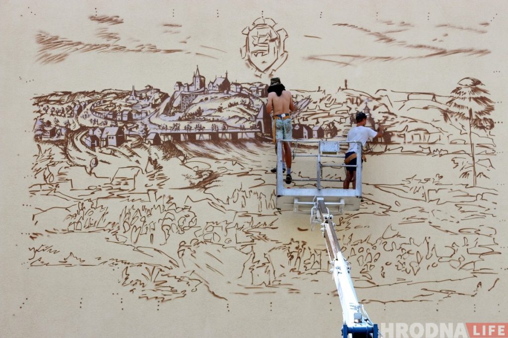 Фасад гімназіі №10 упрыгожыць вялікая копія гравюры Цюндта