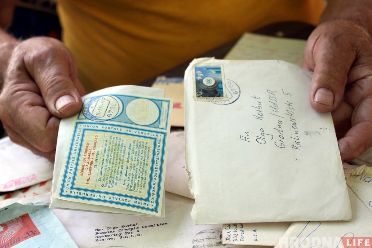 «Возможно, Корбут их и не видела». Гродненскому коллекционеру принесли письма для олимпийской чемпионки