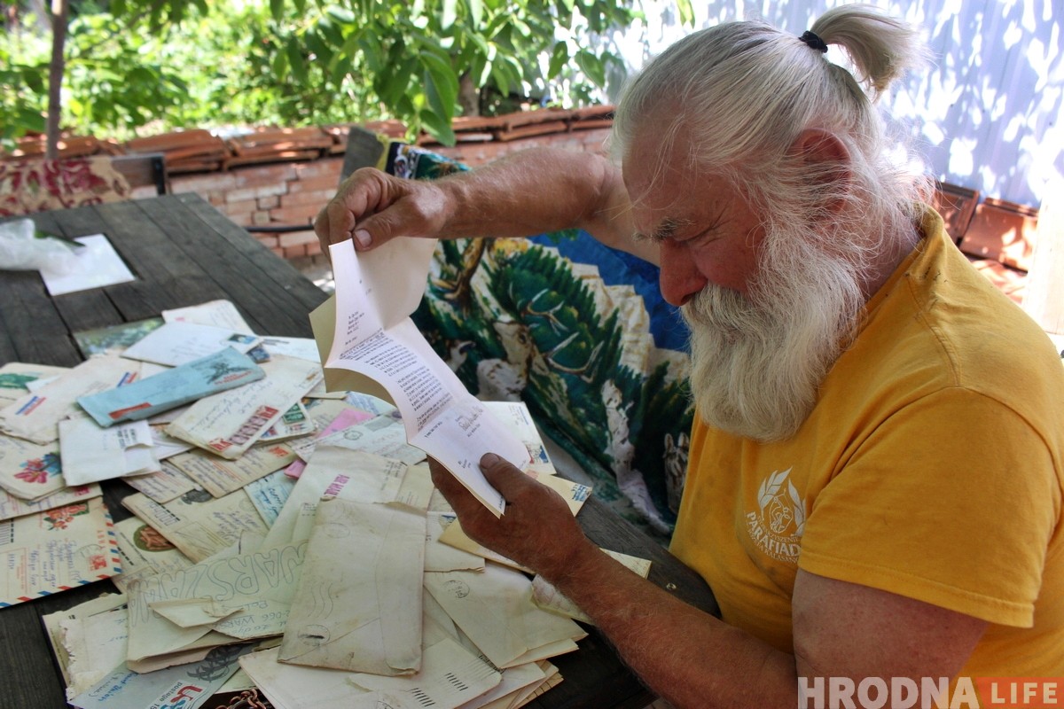 «Возможно, Корбут их и не видела». Гродненскому коллекционеру принесли письма для олимпийской чемпионки