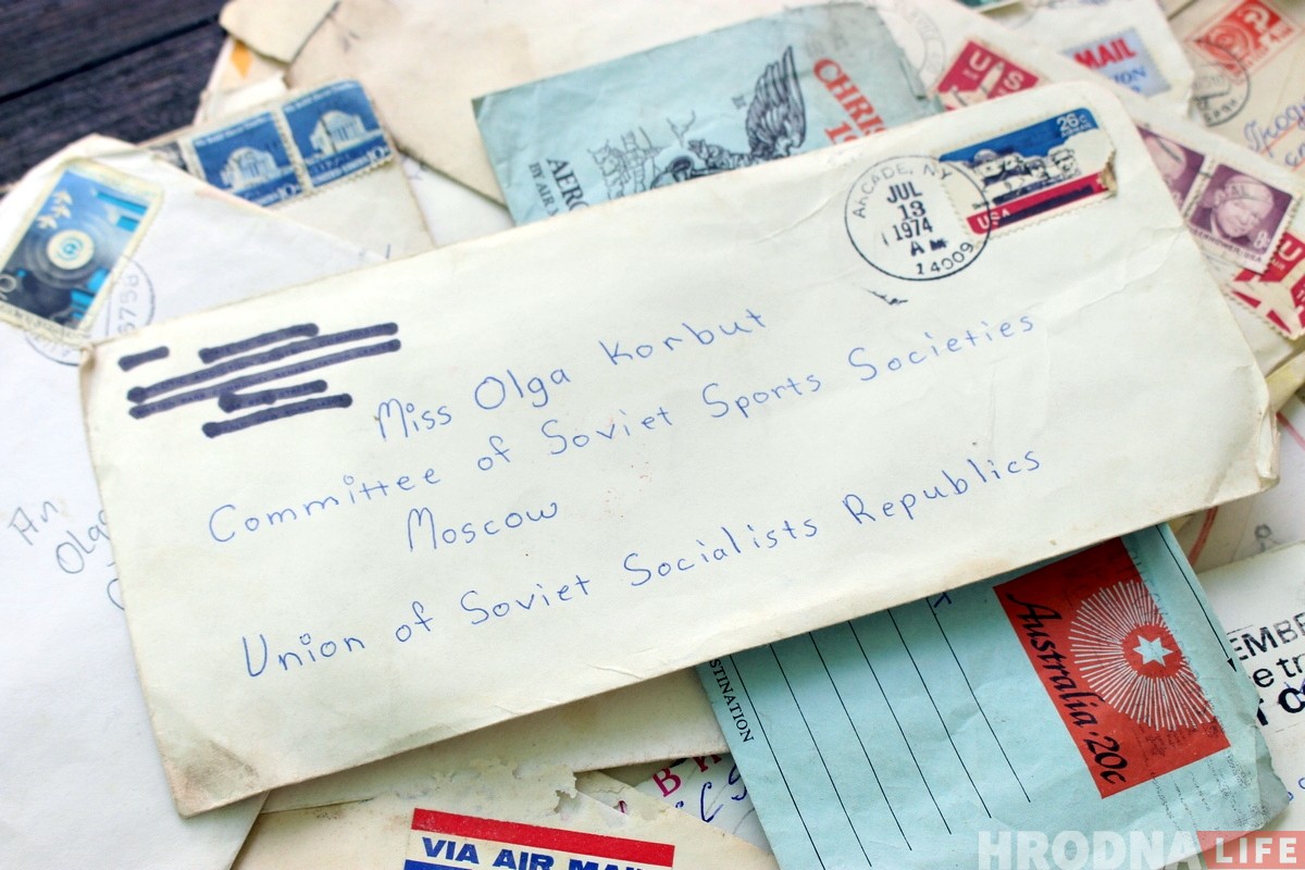 «Возможно, Корбут их и не видела». Гродненскому коллекционеру принесли письма для олимпийской чемпионки