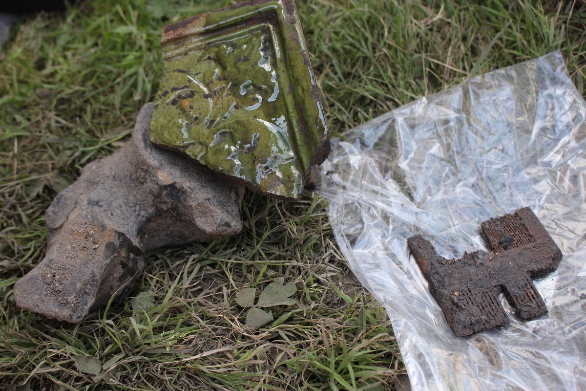 Гребень, кафля и кости: что находят археологи на Большой Троицкой