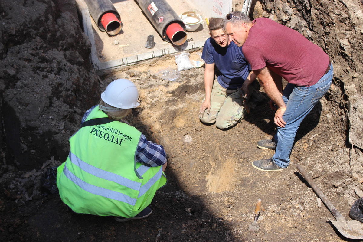 Гребень, кафля и кости: что находят археологи на Большой Троицкой