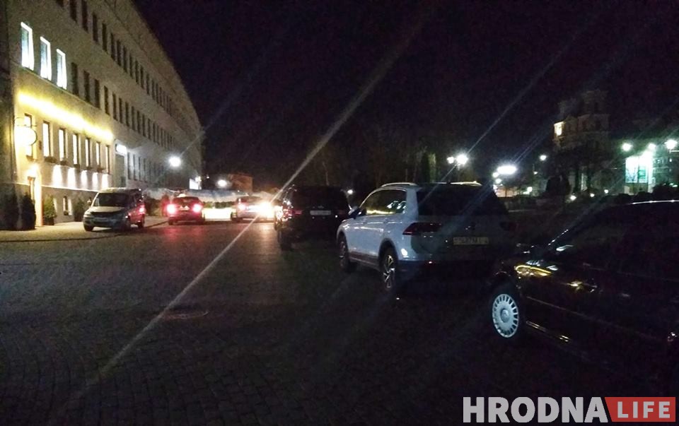 Таксісты і не толькі. Чаму па пешаходнай Маставой усё часцей ездзяць на аўто?