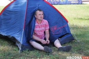 Гродзенец паставіў палатку перад адміністрацыяй раёна і сабраўся там жыць. Яму адразу прапанавалі іншае жыллё Аляксандр Лаўрэнцьеў з Гродна