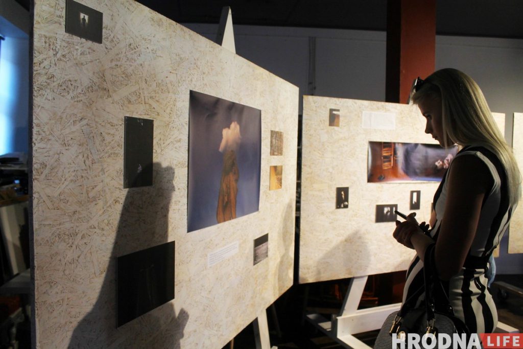 «Будзе святло або будзе цемра?». Аляксандр Саенка адкрыў самую асабістую і самую галоўную выставу