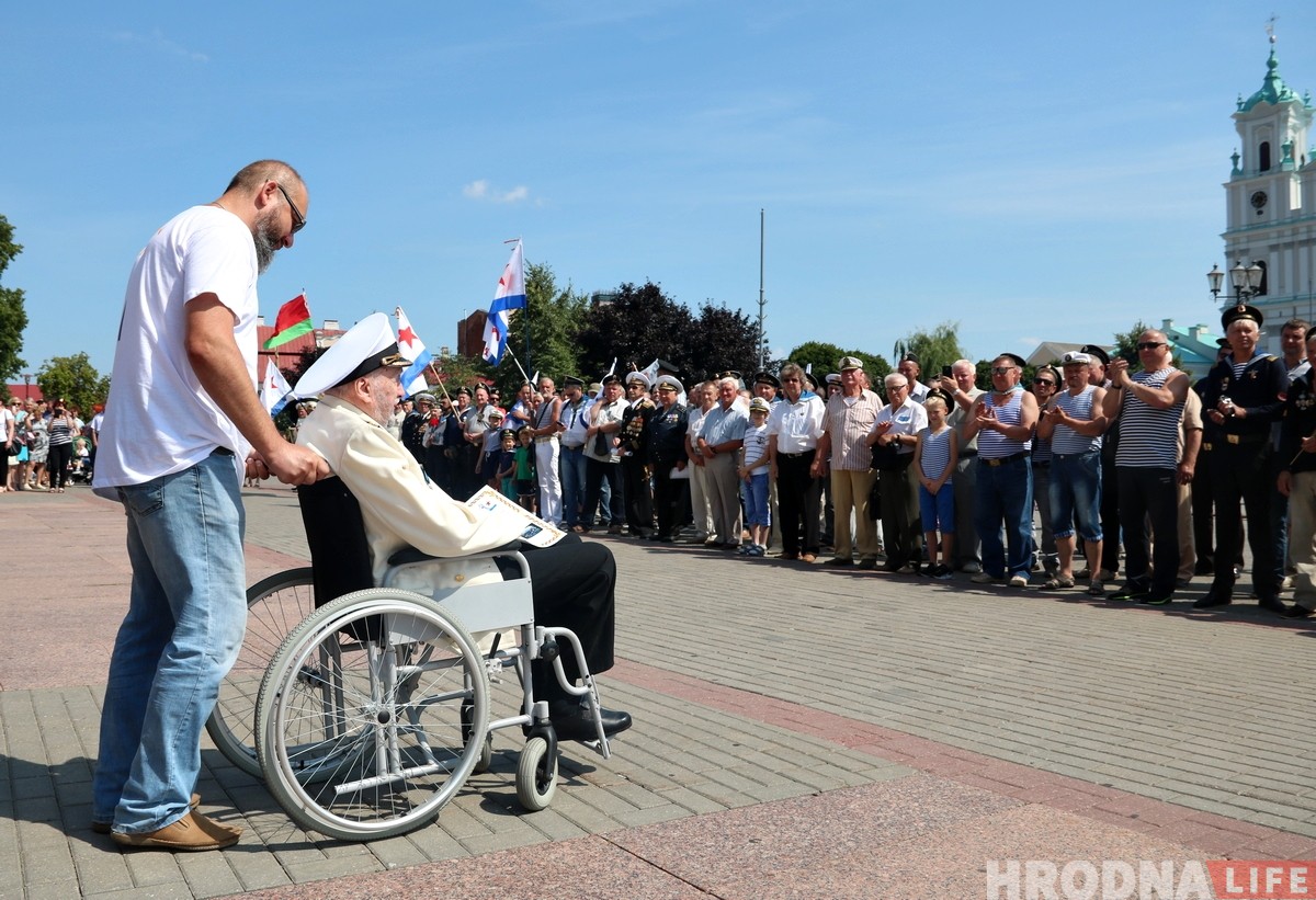 В центре Гродно собрались советские моряки чтобы отметить профессиональный праздник