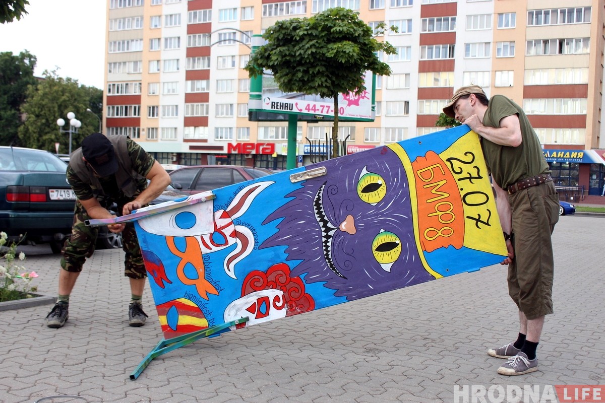 У Гродне усталёўваюць незвычайныя афішы