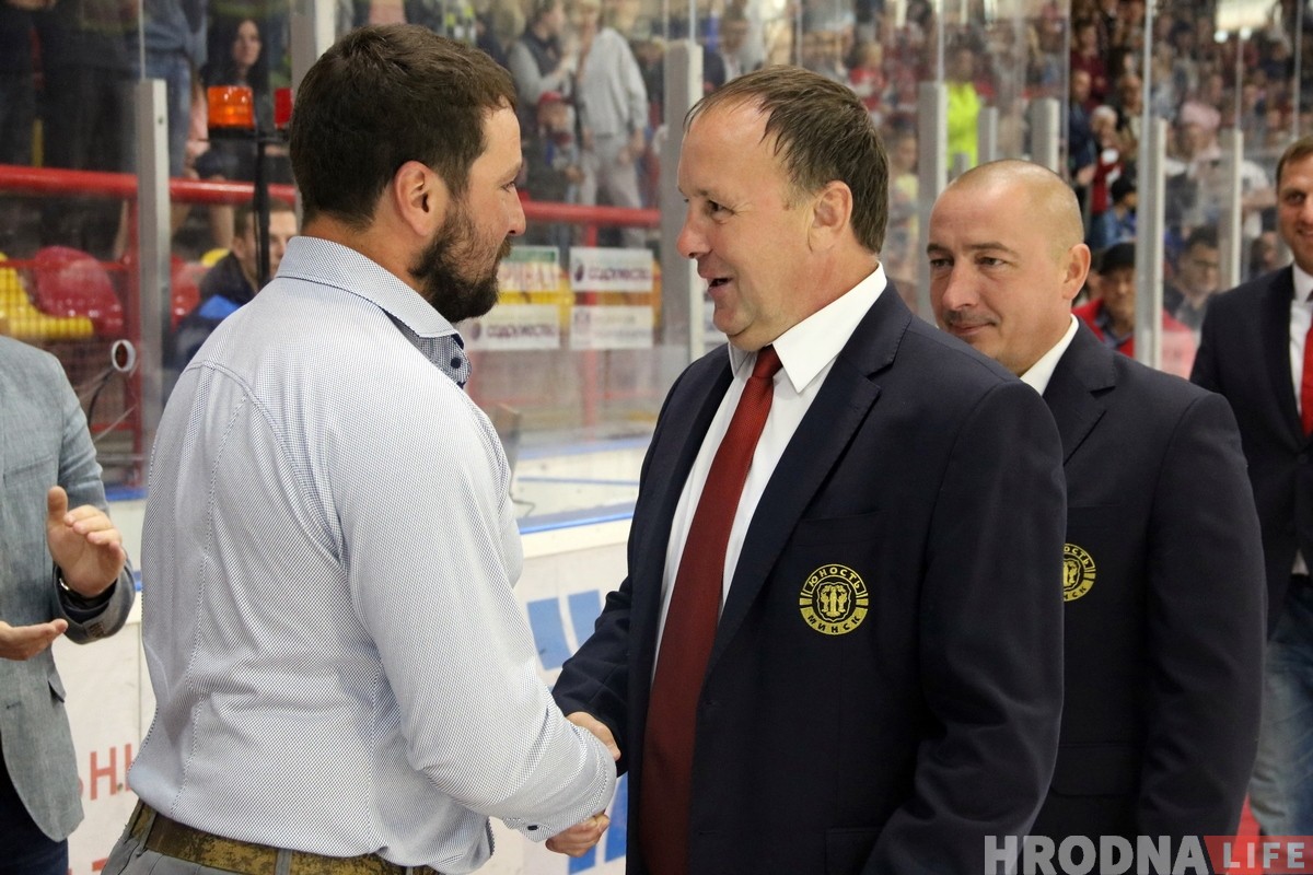 Свитер под своды арены, а номер изымут из обращения: в Гродно поблагодарили Андрея Коршунова за карьеру
