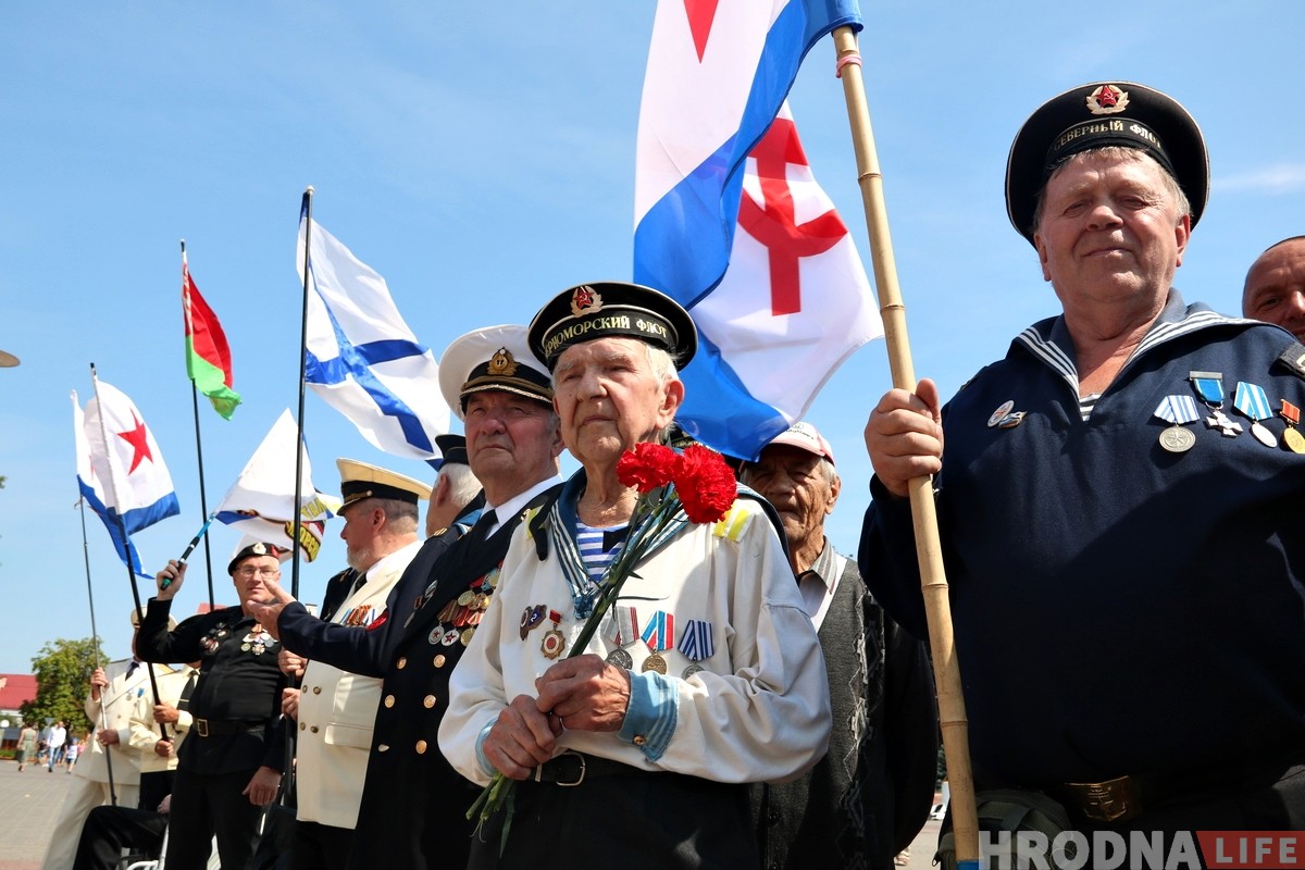 У цэнтры Гродна сабраліся савецкія маракі каб адзначыць прафесійнае свята