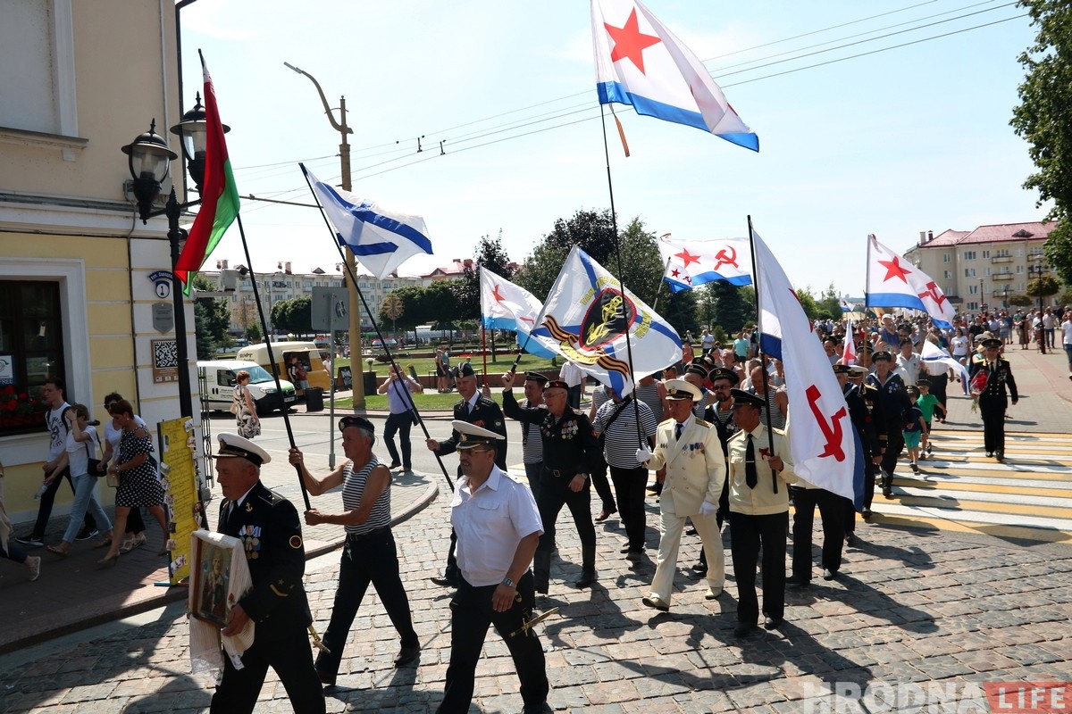 В центре Гродно собрались советские моряки чтобы отметить профессиональный праздник