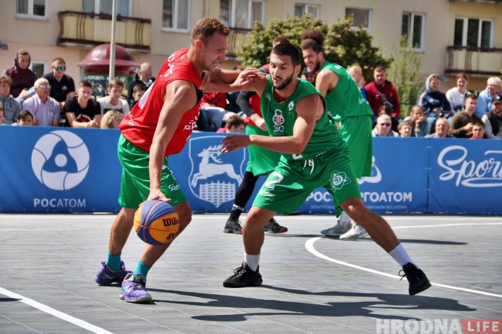 Паглядзець вулічны баскетбол у цэнтры Гродна прыйшлі сотні гледачоў