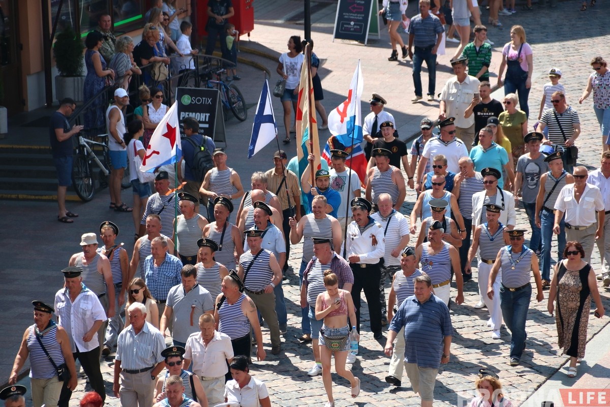 У цэнтры Гродна сабраліся савецкія маракі каб адзначыць прафесійнае свята