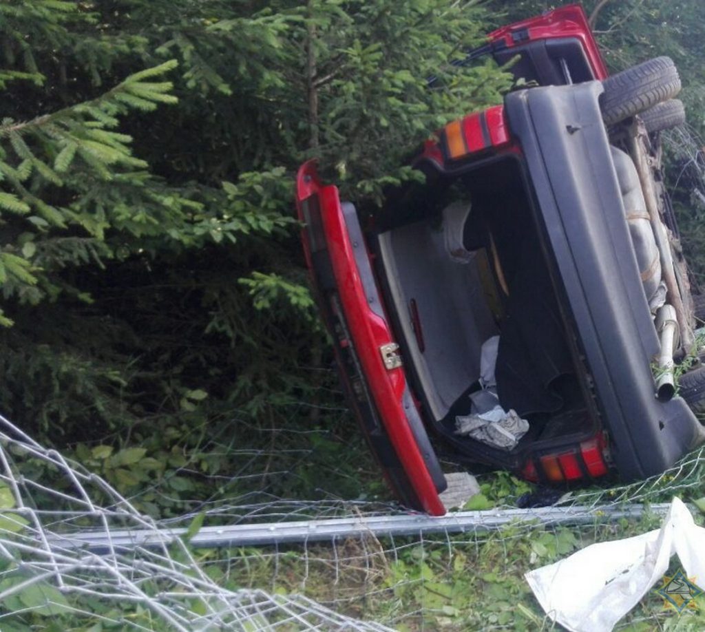 У Лідскім раёне машына ўрэзалася ў адбойнік і перакулілася. Пацярпела кіроўца
