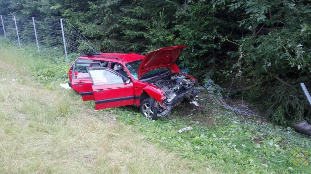 У Лідскім раёне машына ўрэзалася ў адбойнік і перакулілася. Пацярпела кіроўца