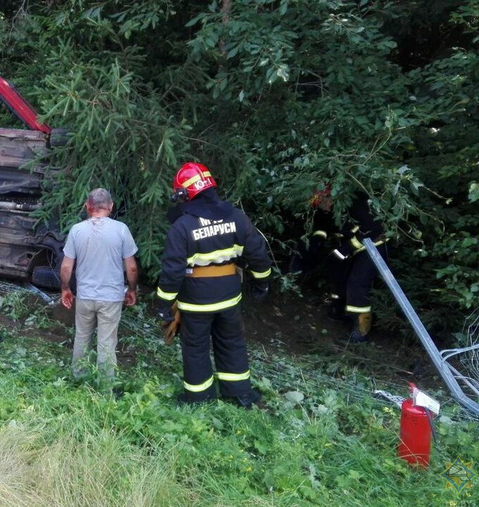 У Лідскім раёне машына ўрэзалася ў адбойнік і перакулілася. Пацярпела кіроўца
