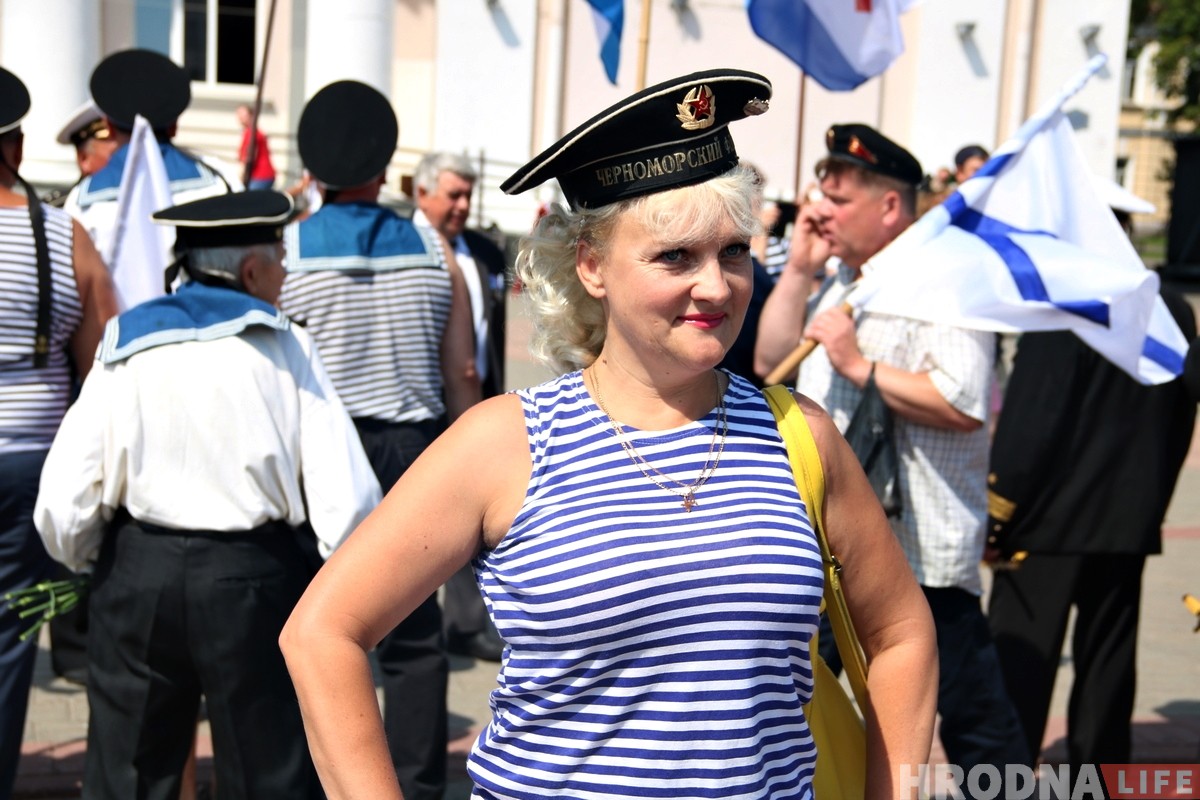 В центре Гродно собрались советские моряки чтобы отметить профессиональный праздник