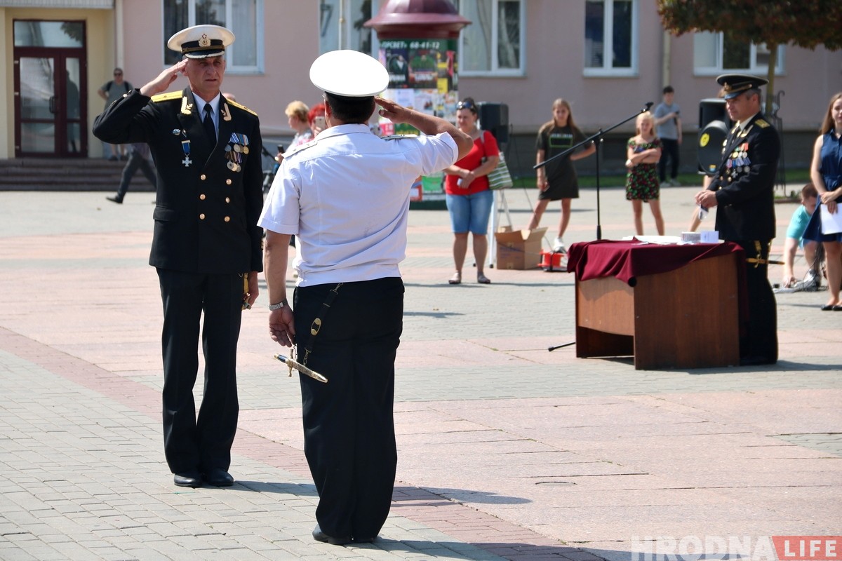 В центре Гродно собрались советские моряки чтобы отметить профессиональный праздник