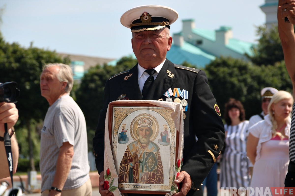 В центре Гродно собрались советские моряки чтобы отметить профессиональный праздник