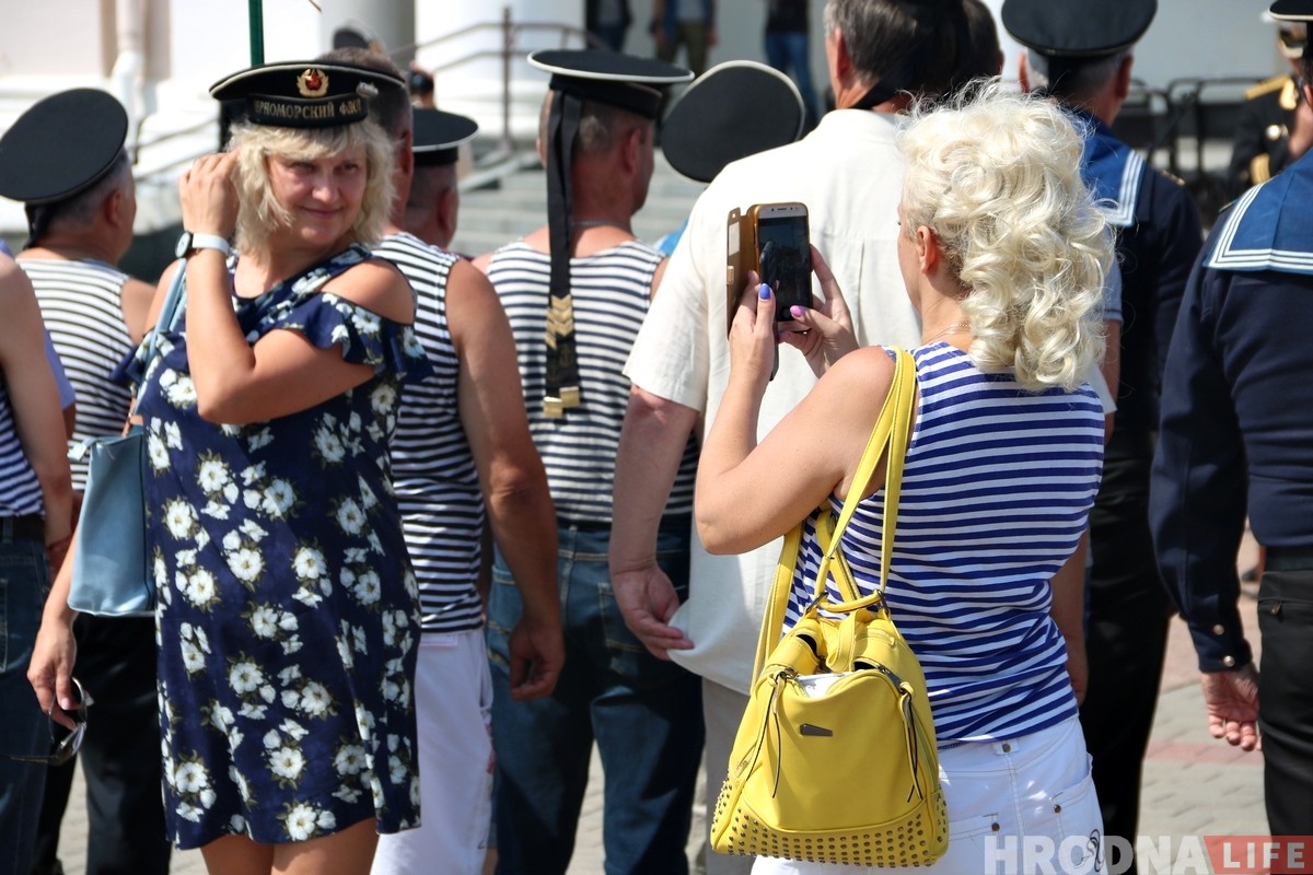 В центре Гродно собрались советские моряки чтобы отметить профессиональный праздник