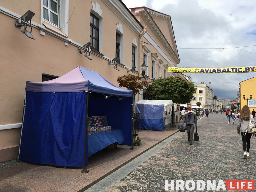 «Дазвол не патрабуецца, але ёсць нюансы». Чаму па выхадных пешаходная Савецкая так падобная да рынкаў 90-х? «Дазвол не патрабуецца, але ёсць нюансы». Чаму па выхадных пешаходная Савецкая так падобная да рынкаў 90-х?