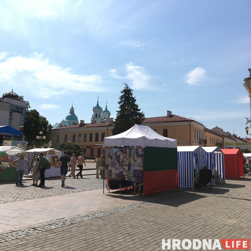«Дазвол не патрабуецца, але ёсць нюансы». Чаму па выхадных пешаходная Савецкая так падобная да рынкаў 90-х? «Дазвол не патрабуецца, але ёсць нюансы». Чаму па выхадных пешаходная Савецкая так падобная да рынкаў 90-х?