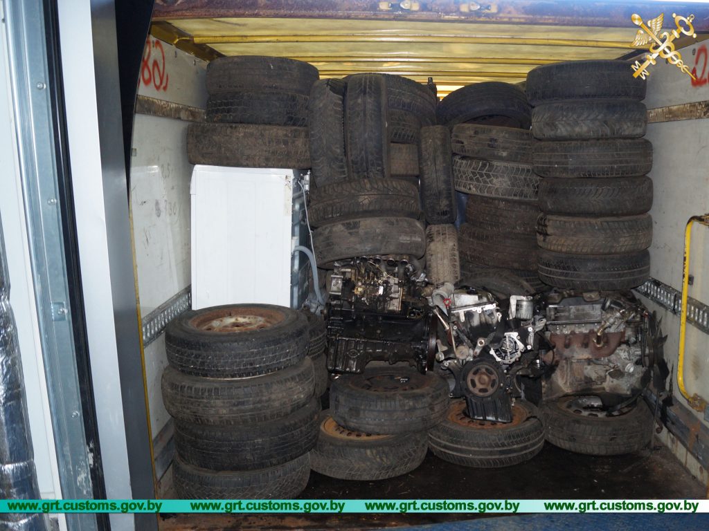 Японскія пазадарожнікі перавозілі ў схованках з аўтамабільных запчастак