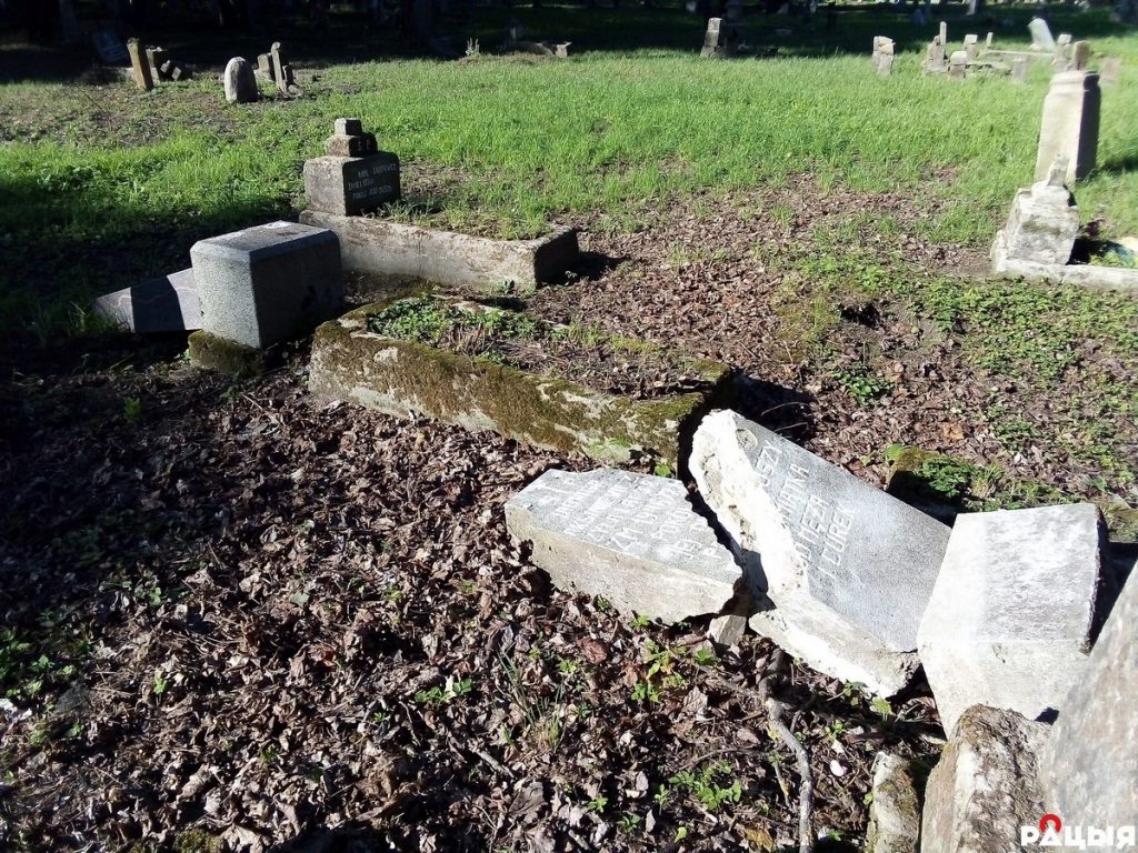Вандалы разбили около 60 надгробий на двухсотлетнем кладбище в Лиде