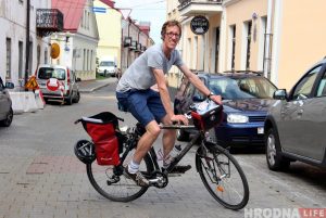 "Прафесія, кар'ера, сям'я - усё важна, але свет больш цудоўны". Фрылансер з Гродна едзе аўтастопам у Кітай