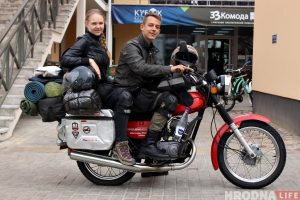 «Мэта - аб'ехаць усю краіну". Турысты прыляцелі з Індыі, селі на ровары і паехалі па Беларусі