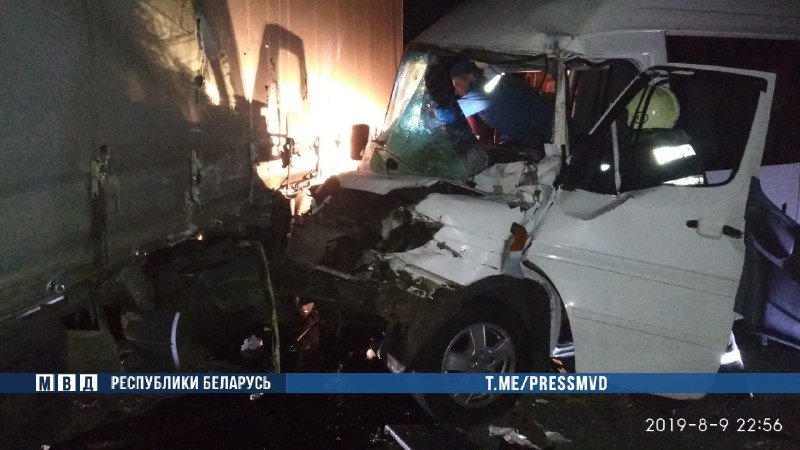 Каля Іўя маршрутка ўрэзалася ў фуру, што ехала заднім ходам. Шасцёра ў шпіталі