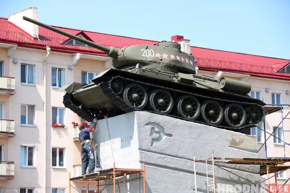 Начали ремонтировать постамент танка на Советской площади