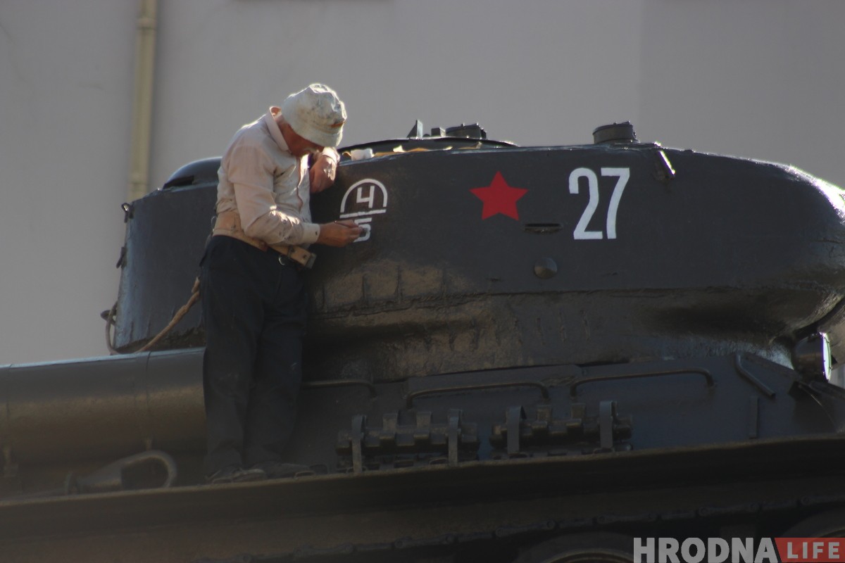Историк победил коммунальщиков: на танке снова поменяли надпись и теперь она окончательная