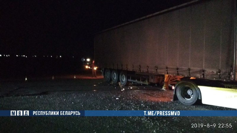 Каля Іўя маршрутка ўрэзалася ў фуру, што ехала заднім ходам. Шасцёра ў шпіталі