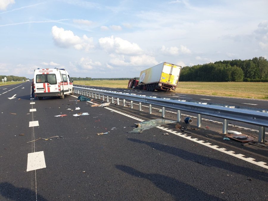 На М6 ў Лідскім раёне чарговая трагедыя: кіроўцу фуры выкінула з кабіны, ён загінуў на месцы (абноўлена) На М6 ў Лідскім раёне чарговая трагедыя: кіроўцу фуры выкінула з кабіны, ён загінуў на месцы (абноўлена)