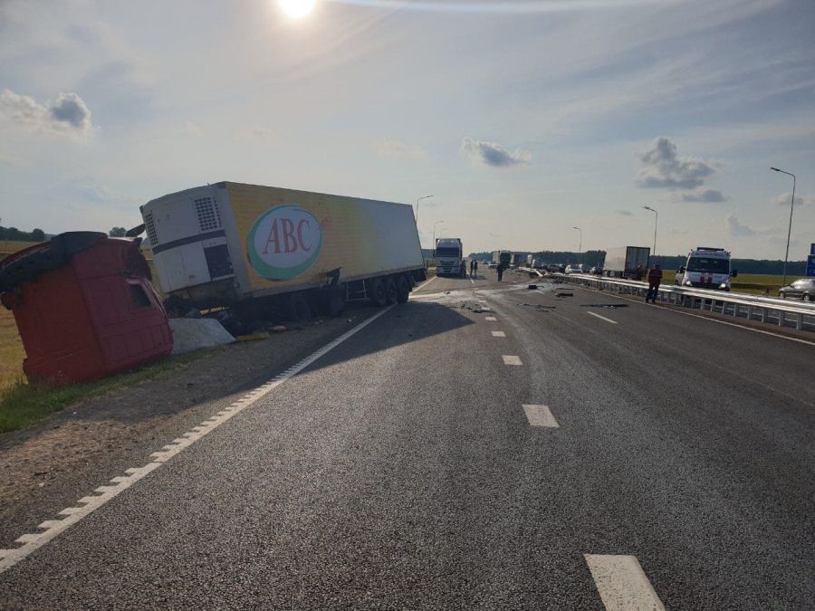 На М6 ў Лідскім раёне чарговая трагедыя: кіроўцу фуры выкінула з кабіны, ён загінуў на месцы (абноўлена) На М6 ў Лідскім раёне чарговая трагедыя: кіроўцу фуры выкінула з кабіны, ён загінуў на месцы (абноўлена)