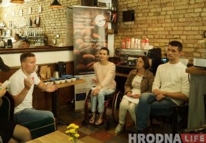 Гродзенская моладзь на вуліцах горада падзялілася ежай з беднымі і бяздомнымі