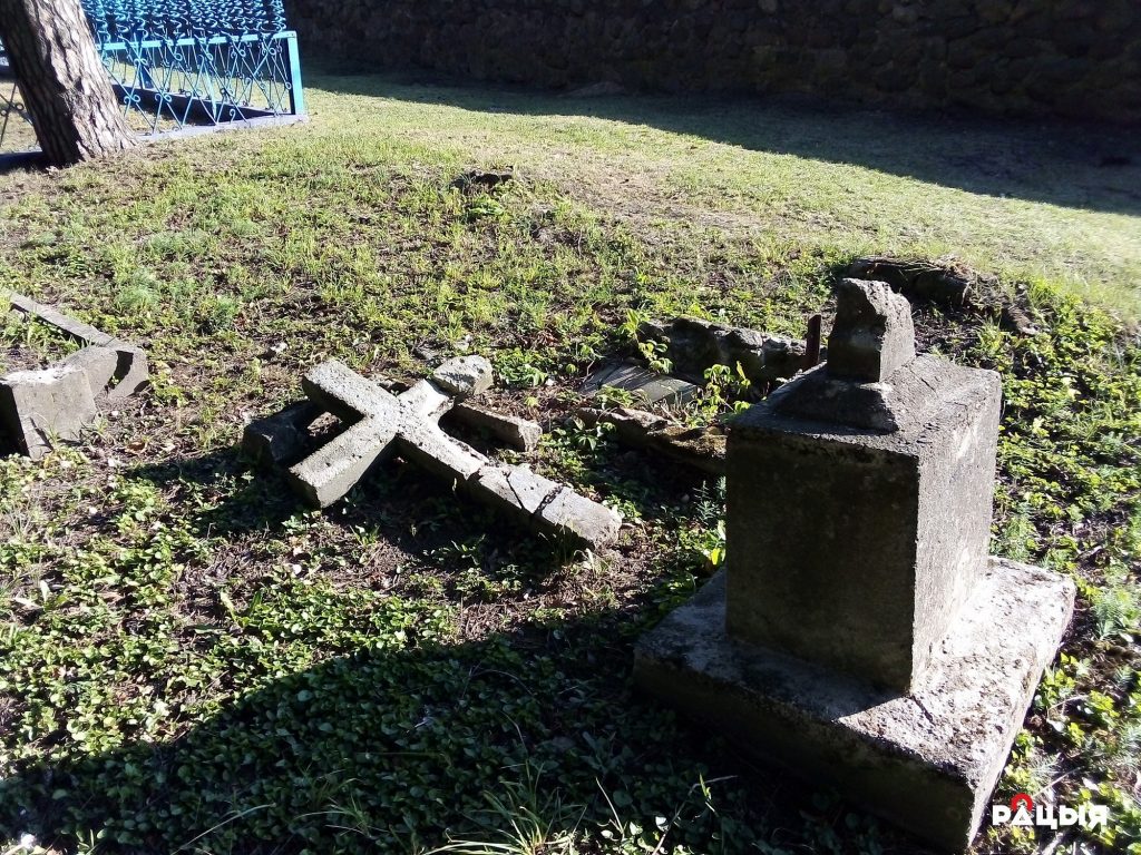 Вандалы разбили около 60 надгробий на двухсотлетнем кладбище в Лиде